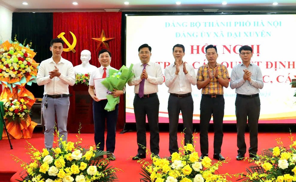 ĐẢNG ỦY XÃ ĐẠI XUYÊN TỔ CHỨC HỘI NGHỊ CÔNG BỐ VÀ TRAO CÁC QUYẾT ĐỊNH VỀ CÔNG TÁC TỔ CHỨC, CÁN BỘ- Ảnh 3.