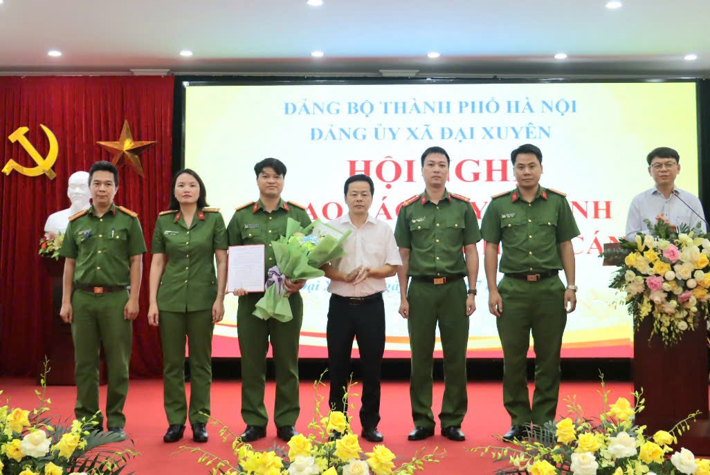 ĐẢNG ỦY XÃ ĐẠI XUYÊN TỔ CHỨC HỘI NGHỊ CÔNG BỐ VÀ TRAO CÁC QUYẾT ĐỊNH VỀ CÔNG TÁC TỔ CHỨC, CÁN BỘ- Ảnh 6.