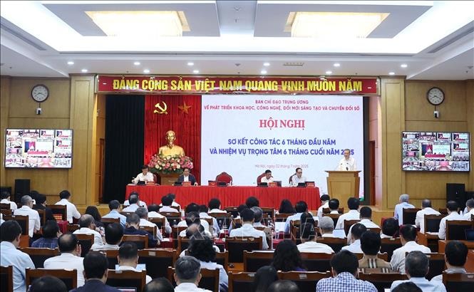 Hội nghị sơ kết 6 tháng đầu năm Ban Chỉ đạo Trung ương về phát triển khoa học, công nghệ, đổi mới sáng tạo và chuyển đổi số- Ảnh 1.