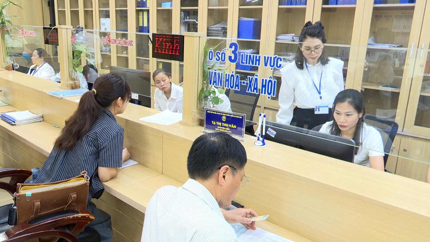Đồng chí Nguyễn Hoàng Trường – Bí thư Đảng uỷ xã Hoài  Đức thăm, kiểm tra tình hình giải quyết thủ tục hành chính tại điểm phục vụ hành chính công cấp xã- Ảnh 1.