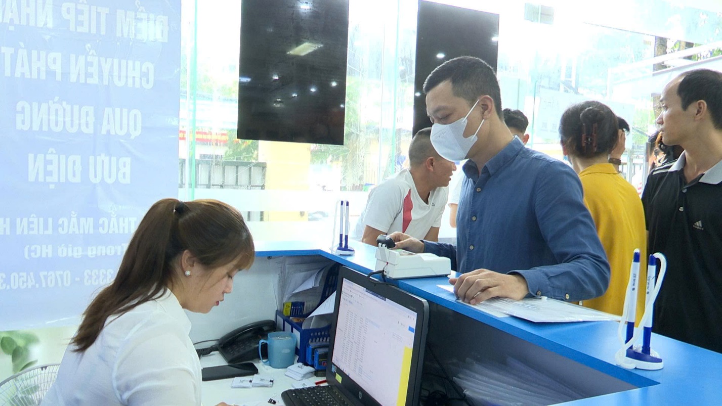 Đồng chí Nguyễn Hoàng Trường – Bí thư Đảng uỷ xã Hoài  Đức thăm, kiểm tra tình hình giải quyết thủ tục hành chính tại điểm phục vụ hành chính công cấp xã- Ảnh 3.