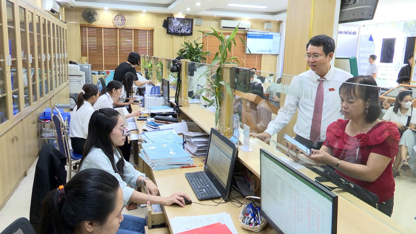 Đồng chí Nguyễn Hoàng Trường – Bí thư Đảng uỷ xã Hoài  Đức thăm, kiểm tra tình hình giải quyết thủ tục hành chính tại điểm phục vụ hành chính công cấp xã- Ảnh 4.