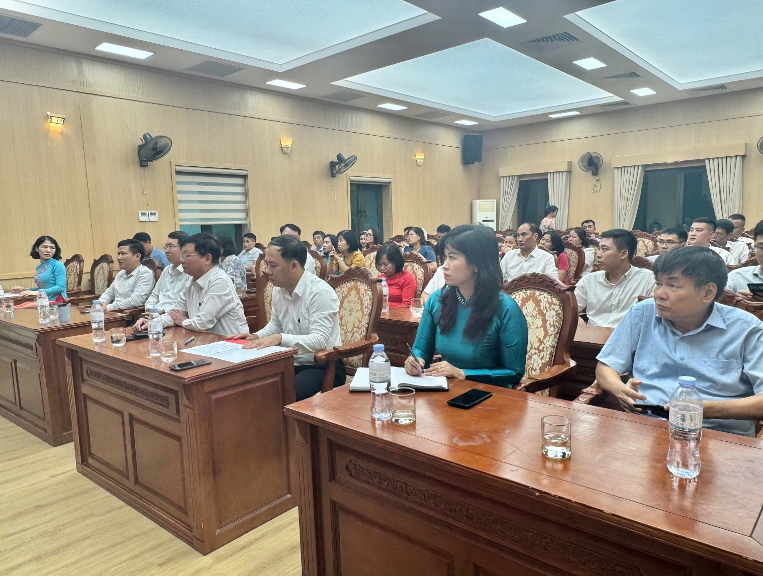 Đảng uỷ xã Hoài Đức công bố và trao Quyết định về công tác tổ chức, cán bộ, khối Đảng, MTTQ và các đoàn thể- Ảnh 1.