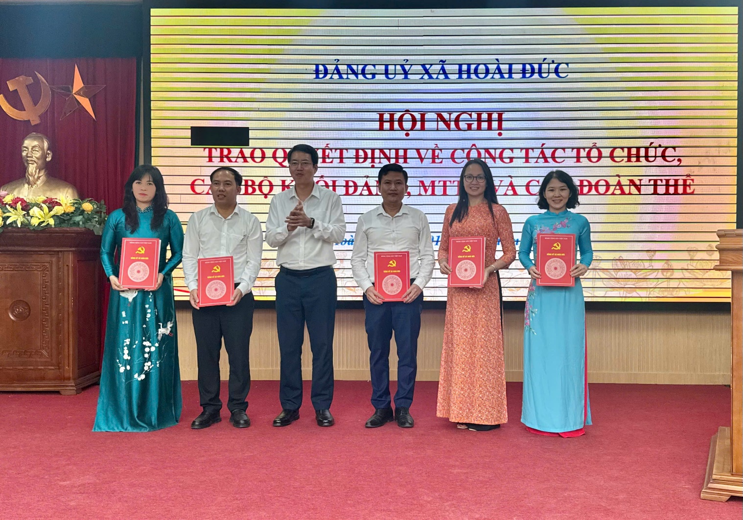 Đảng uỷ xã Hoài Đức công bố và trao Quyết định về công tác tổ chức, cán bộ, khối Đảng, MTTQ và các đoàn thể- Ảnh 2.