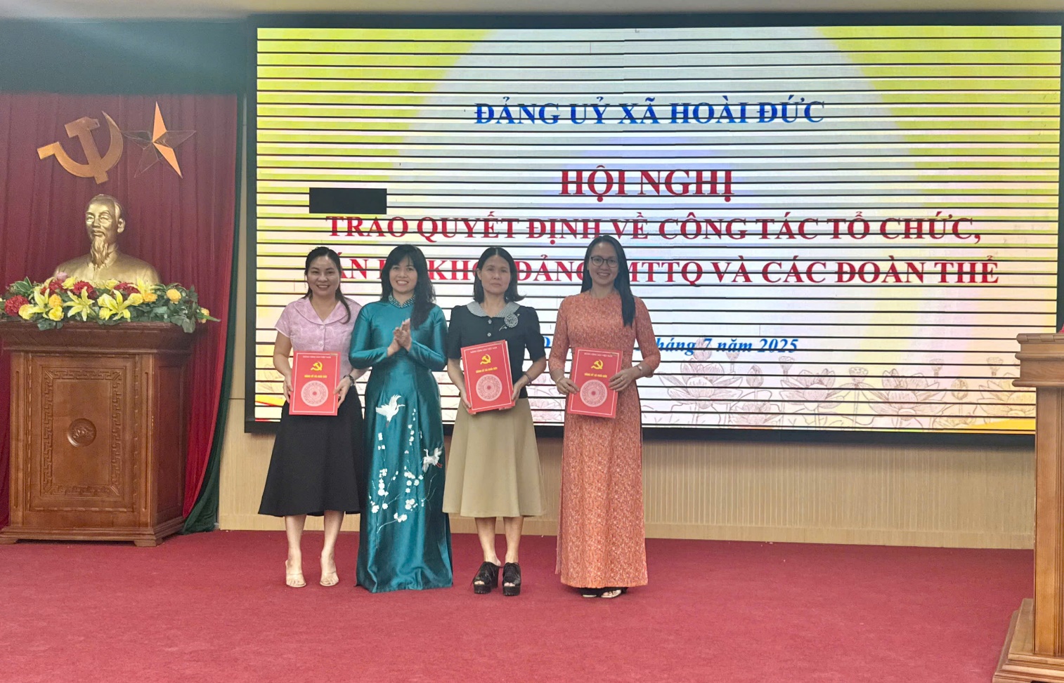 Đảng uỷ xã Hoài Đức công bố và trao Quyết định về công tác tổ chức, cán bộ, khối Đảng, MTTQ và các đoàn thể- Ảnh 3.
