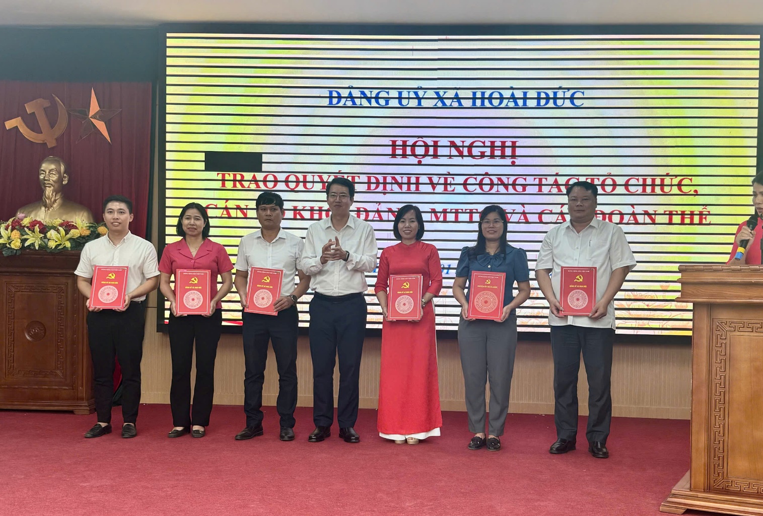 Đảng uỷ xã Hoài Đức công bố và trao Quyết định về công tác tổ chức, cán bộ, khối Đảng, MTTQ và các đoàn thể- Ảnh 5.