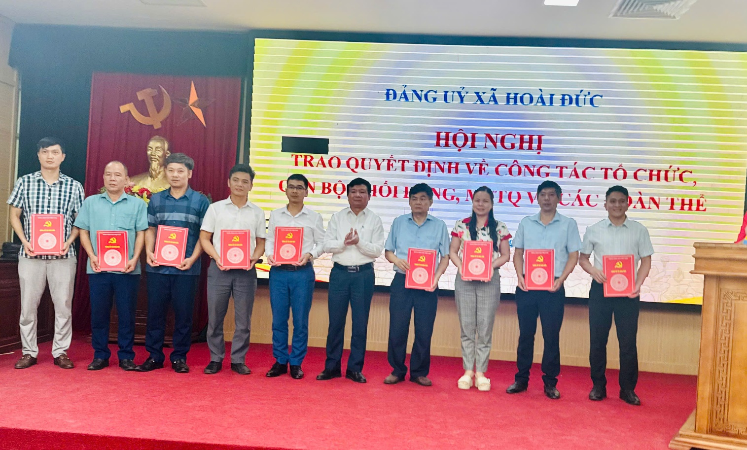 Đảng uỷ xã Hoài Đức công bố và trao Quyết định về công tác tổ chức, cán bộ, khối Đảng, MTTQ và các đoàn thể- Ảnh 8.