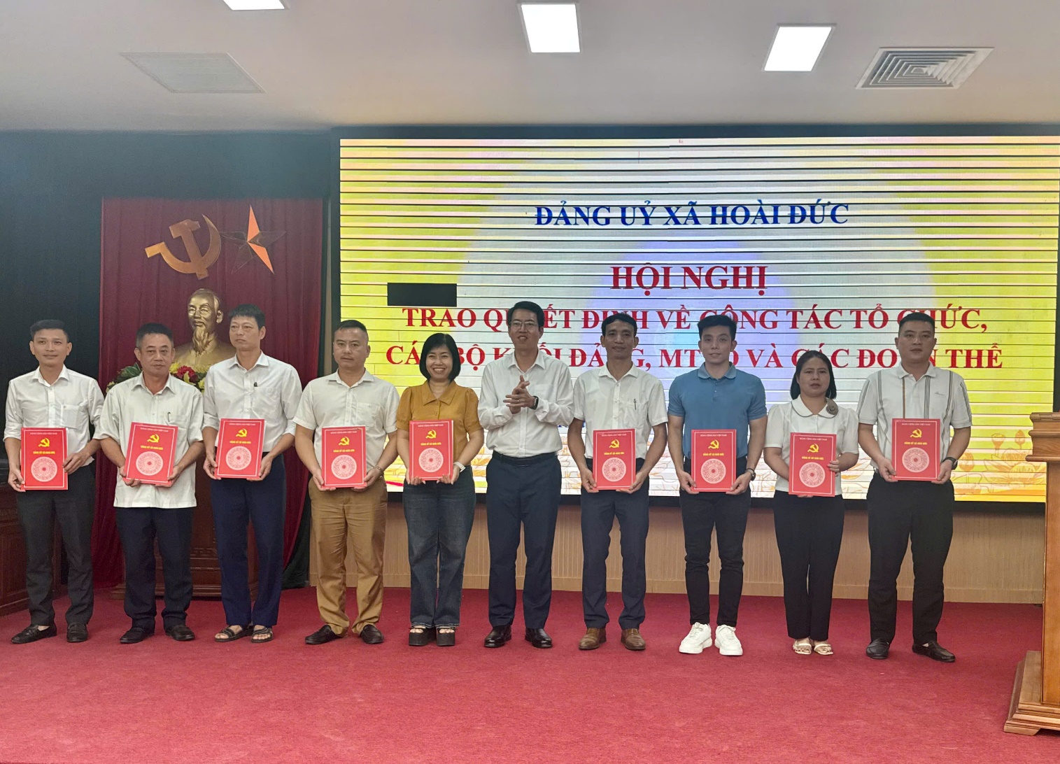 Đảng uỷ xã Hoài Đức công bố và trao Quyết định về công tác tổ chức, cán bộ, khối Đảng, MTTQ và các đoàn thể- Ảnh 9.
