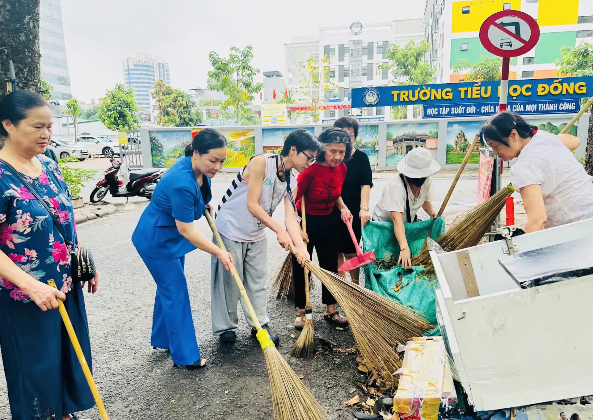 Các phường mới tổng vệ sinh chào đón ngày đầu tiên vận hành chính quyền địa phương 2 cấp- Ảnh 6.