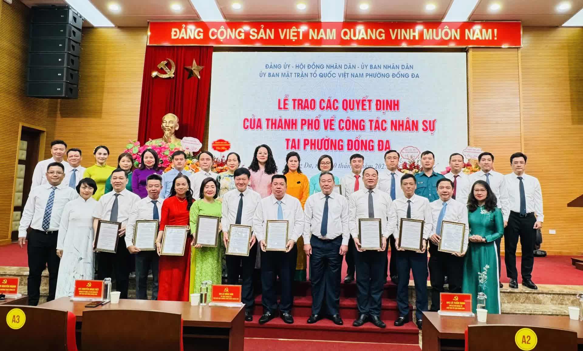 Công bố các Quyết định về tổ chức bộ máy phường Đống Đa- Ảnh 1.