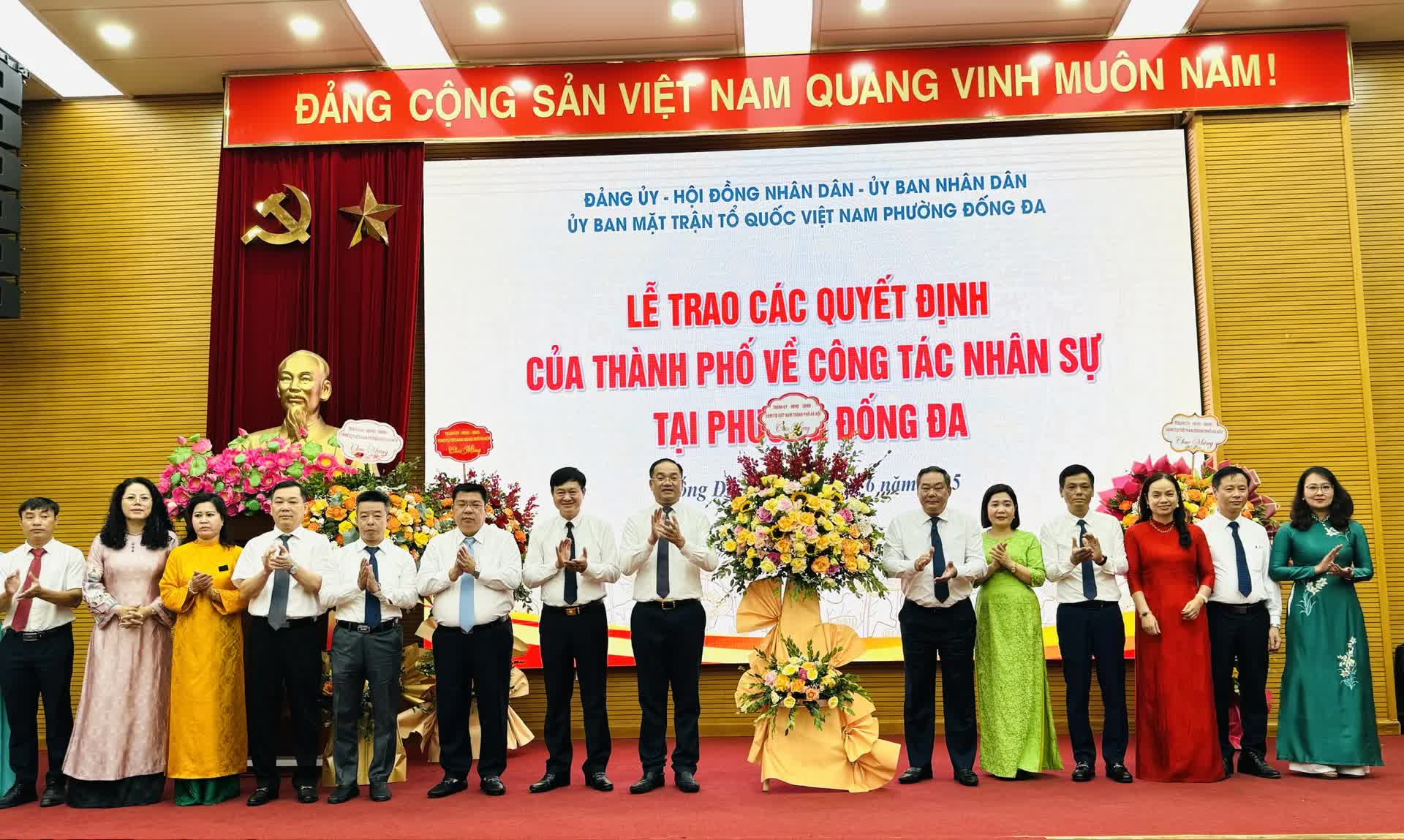 Công bố các Quyết định về tổ chức bộ máy phường Đống Đa- Ảnh 2.