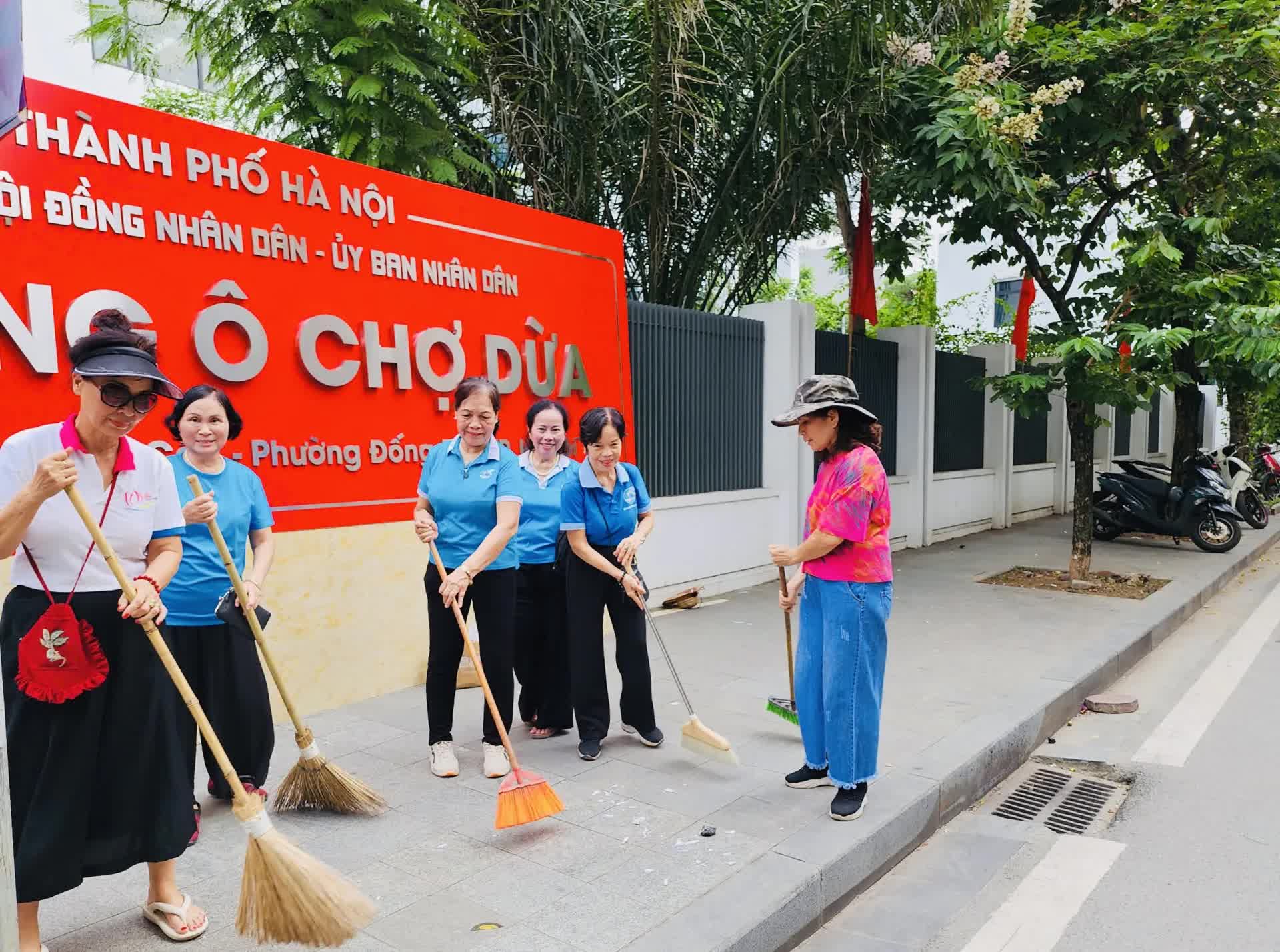 Các phường mới tổng vệ sinh chào đón ngày đầu tiên vận hành chính quyền địa phương 2 cấp- Ảnh 4.