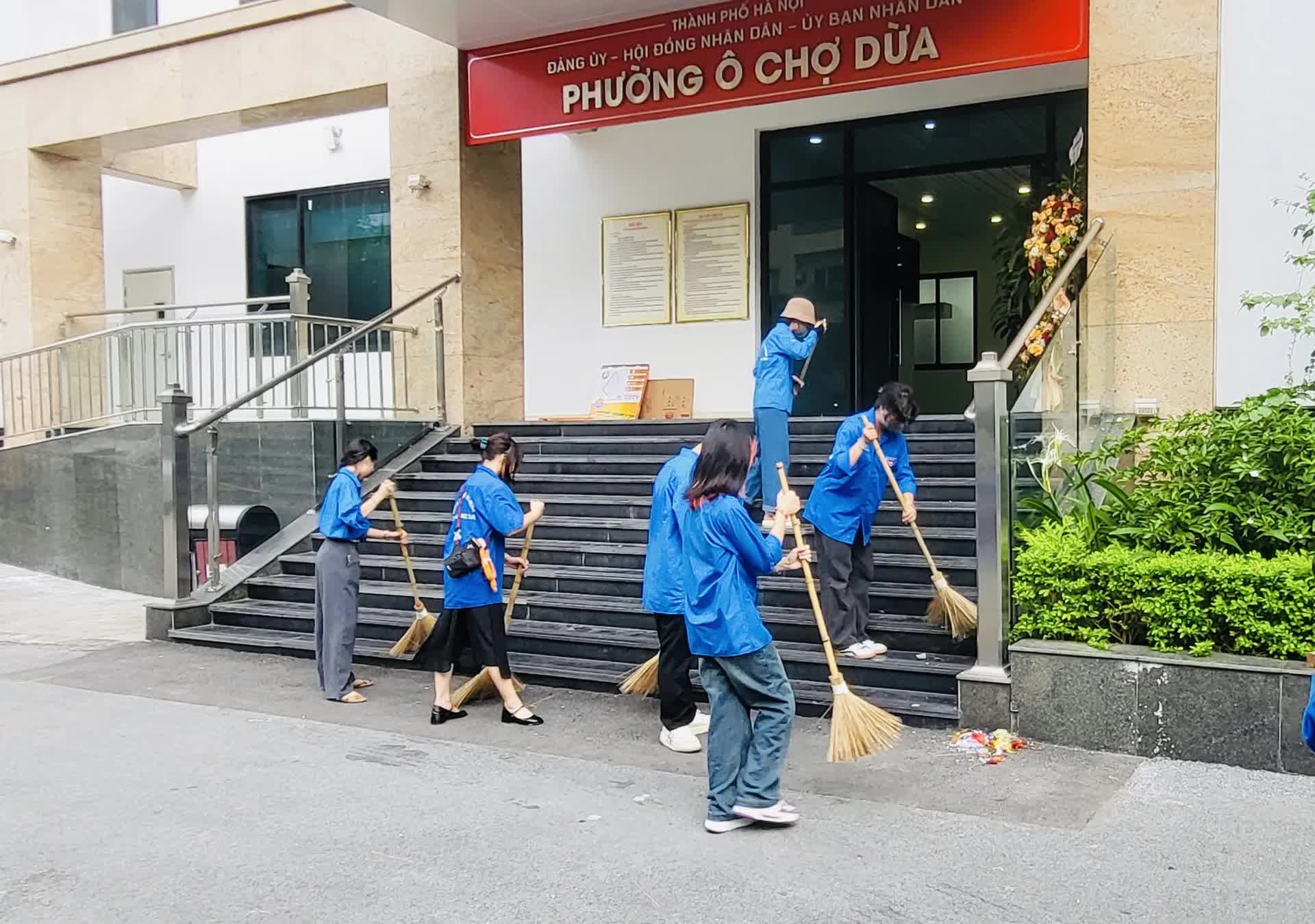 Các phường mới tổng vệ sinh chào đón ngày đầu tiên vận hành chính quyền địa phương 2 cấp- Ảnh 3.