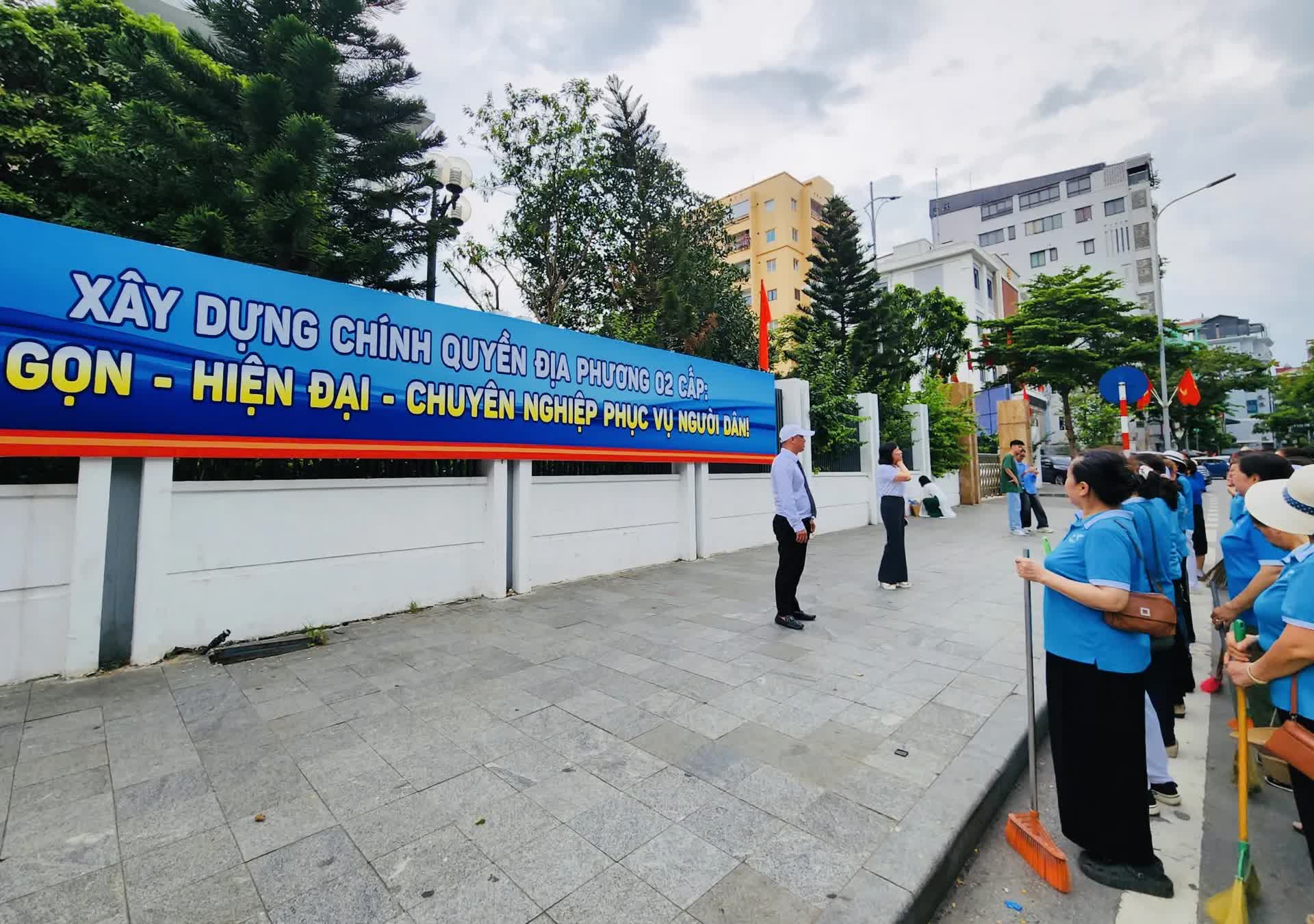 Các phường mới tổng vệ sinh chào đón ngày đầu tiên vận hành chính quyền địa phương 2 cấp- Ảnh 1.