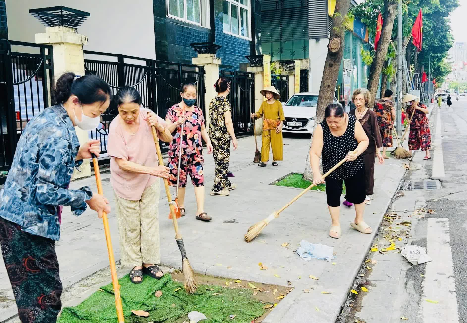 Các phường mới tổng vệ sinh chào đón ngày đầu tiên vận hành chính quyền địa phương 2 cấp- Ảnh 2.