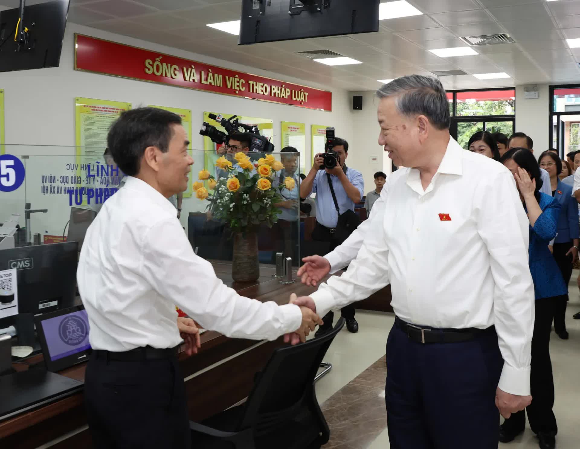 [Ảnh] Tổng Bí thư Tô Lâm tiếp xúc cử tri Hà Nội sau Kỳ họp thứ 9 Quốc hội khóa XV- Ảnh 4.