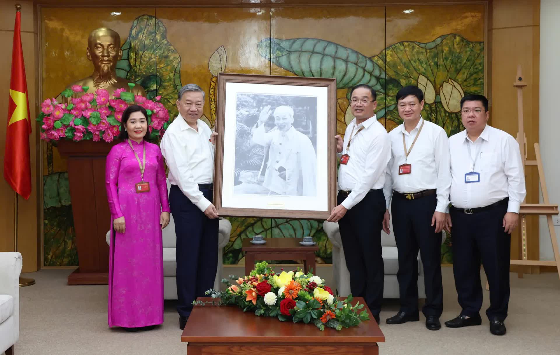 [Ảnh] Tổng Bí thư Tô Lâm tiếp xúc cử tri Hà Nội sau Kỳ họp thứ 9 Quốc hội khóa XV- Ảnh 6.