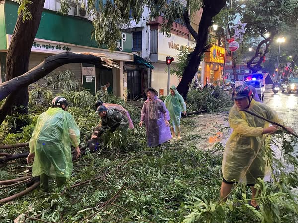 Lực lượng chức năng phường Hai Bà Trưng khẩn trương khắc phục hậu quả do giông, lốc, mưa lớn xảy ra, đảm bảo an toàn cho người dân.- Ảnh 12.