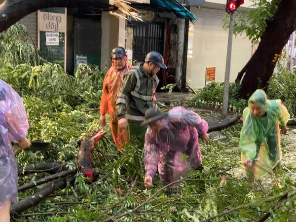 Lực lượng chức năng phường Hai Bà Trưng khẩn trương khắc phục hậu quả do giông, lốc, mưa lớn xảy ra, đảm bảo an toàn cho người dân.- Ảnh 11.