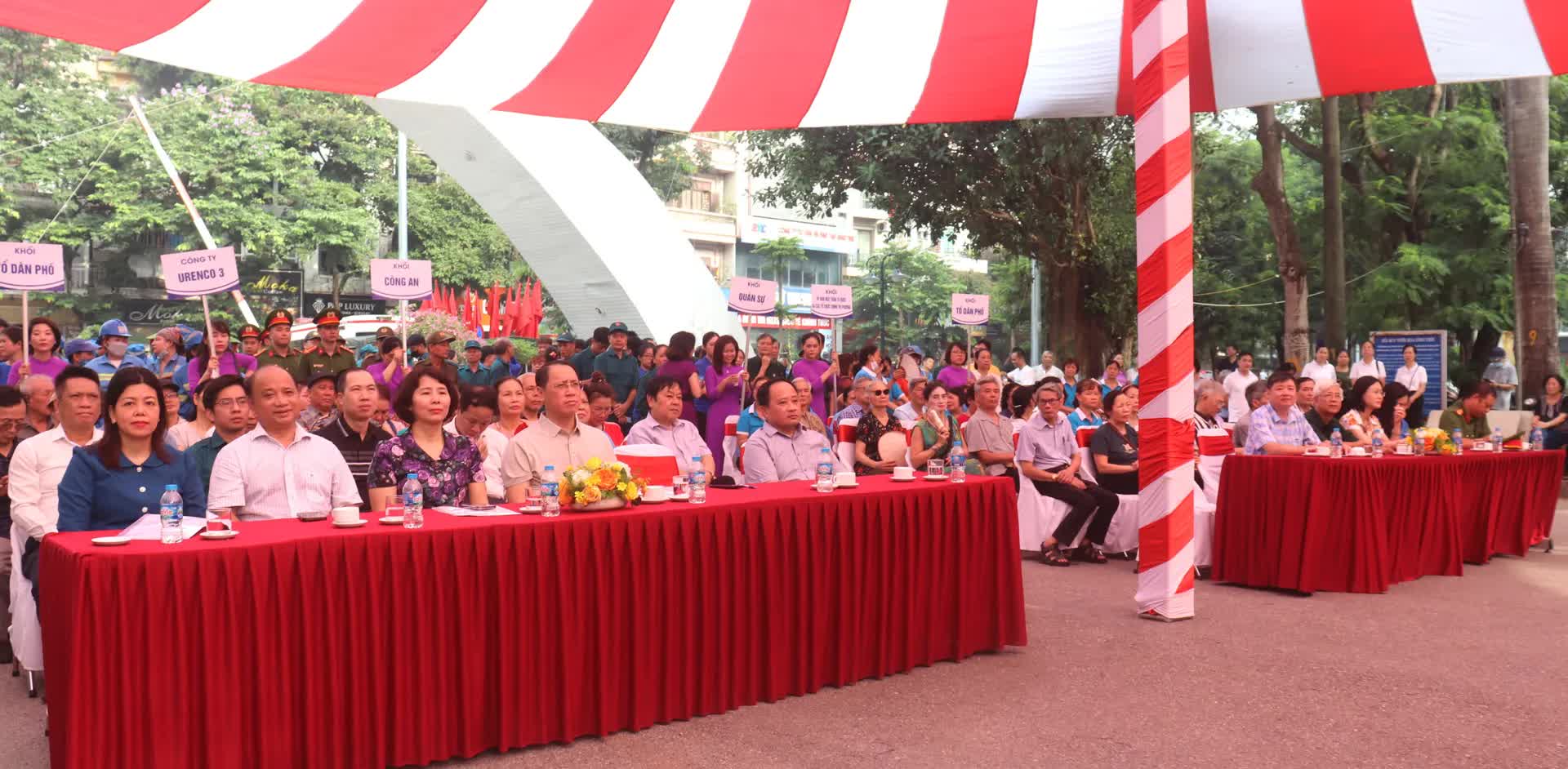 Phường Bạch Mai: đồng loạt ra quân tổng vệ sinh trong các ngõ xóm, nơi vui chơi công cộng, điểm di tích lịch sử- Ảnh 1.