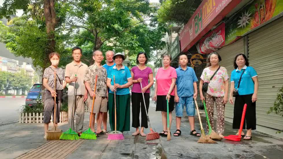 Phường Bạch Mai: đồng loạt ra quân tổng vệ sinh trong các ngõ xóm, nơi vui chơi công cộng, điểm di tích lịch sử- Ảnh 6.