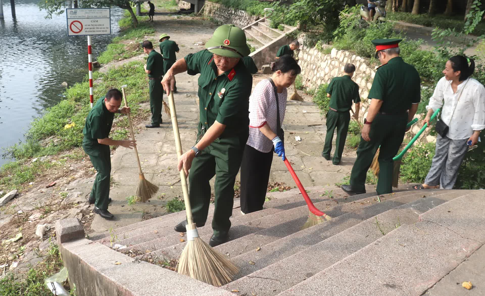 Phường Bạch Mai: đồng loạt ra quân tổng vệ sinh trong các ngõ xóm, nơi vui chơi công cộng, điểm di tích lịch sử- Ảnh 3.