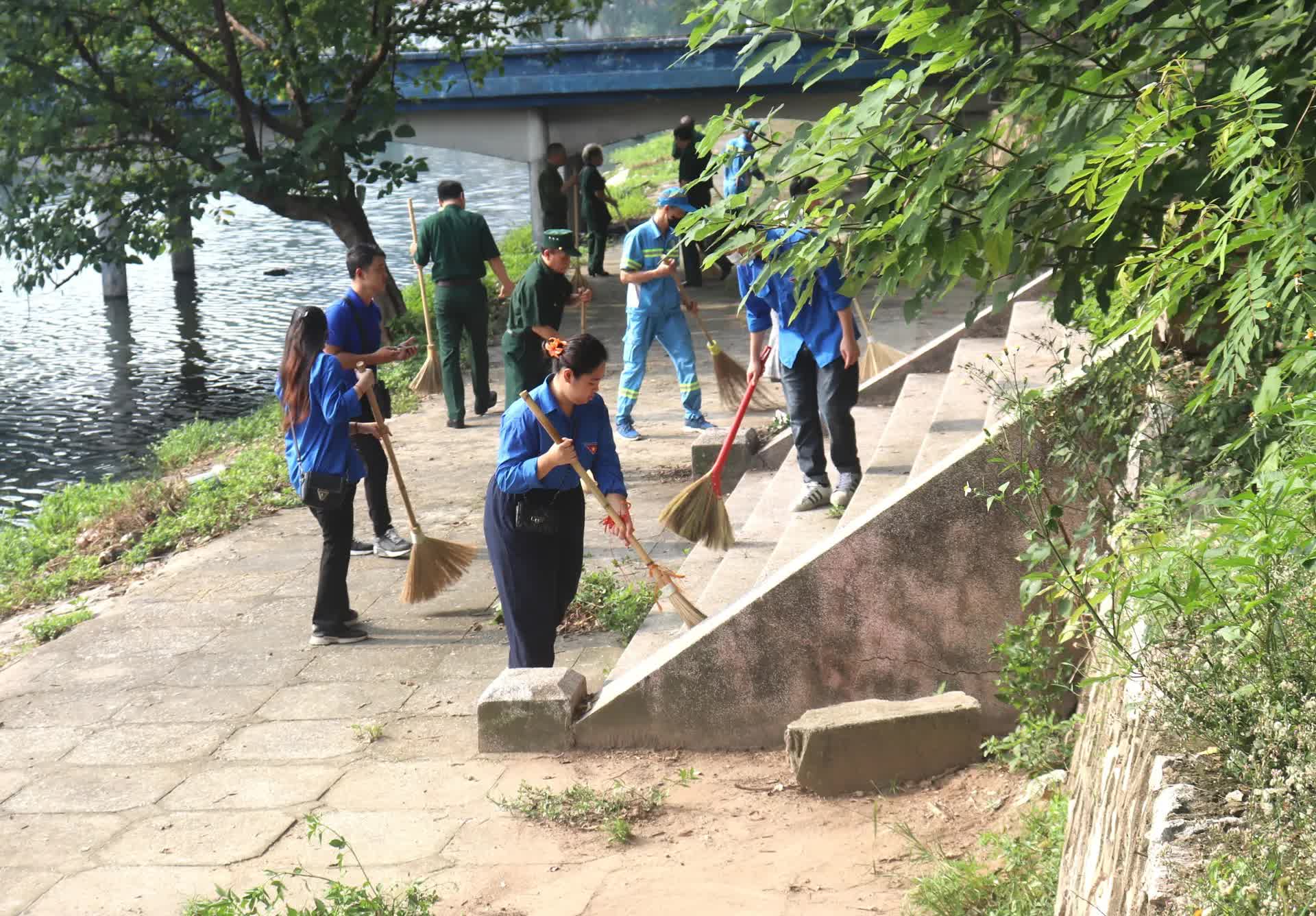Phường Bạch Mai: đồng loạt ra quân tổng vệ sinh trong các ngõ xóm, nơi vui chơi công cộng, điểm di tích lịch sử- Ảnh 5.