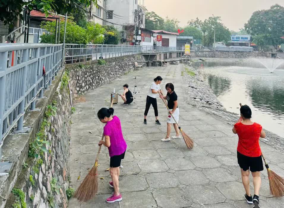 Phường Bạch Mai: đồng loạt ra quân tổng vệ sinh trong các ngõ xóm, nơi vui chơi công cộng, điểm di tích lịch sử- Ảnh 7.