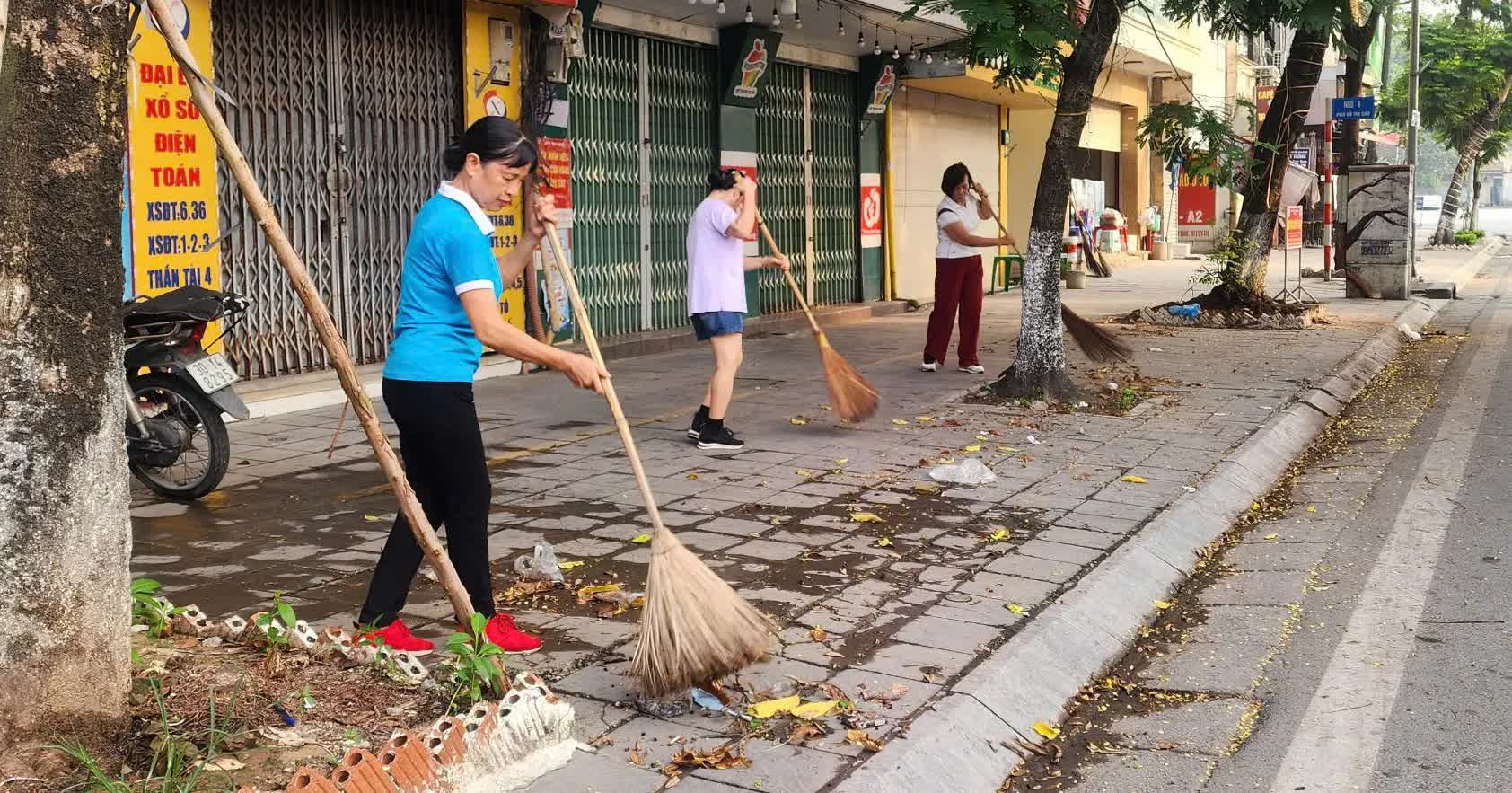 Phường Bạch Mai: đồng loạt ra quân tổng vệ sinh trong các ngõ xóm, nơi vui chơi công cộng, điểm di tích lịch sử- Ảnh 8.