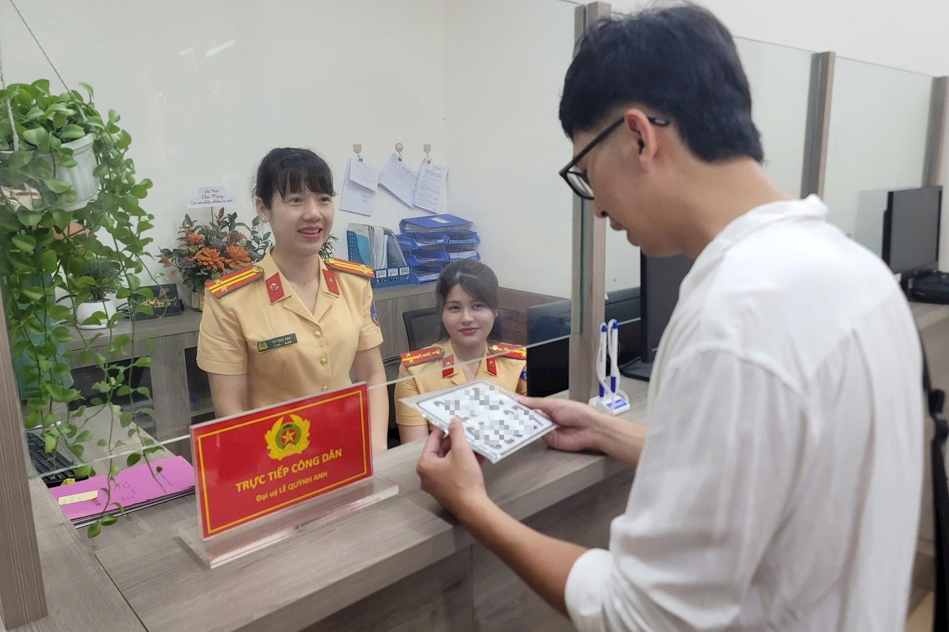 Bảo đảm “phi địa giới” đăng ký, cấp biển số phương tiện tại Hà Nội- Ảnh 2.