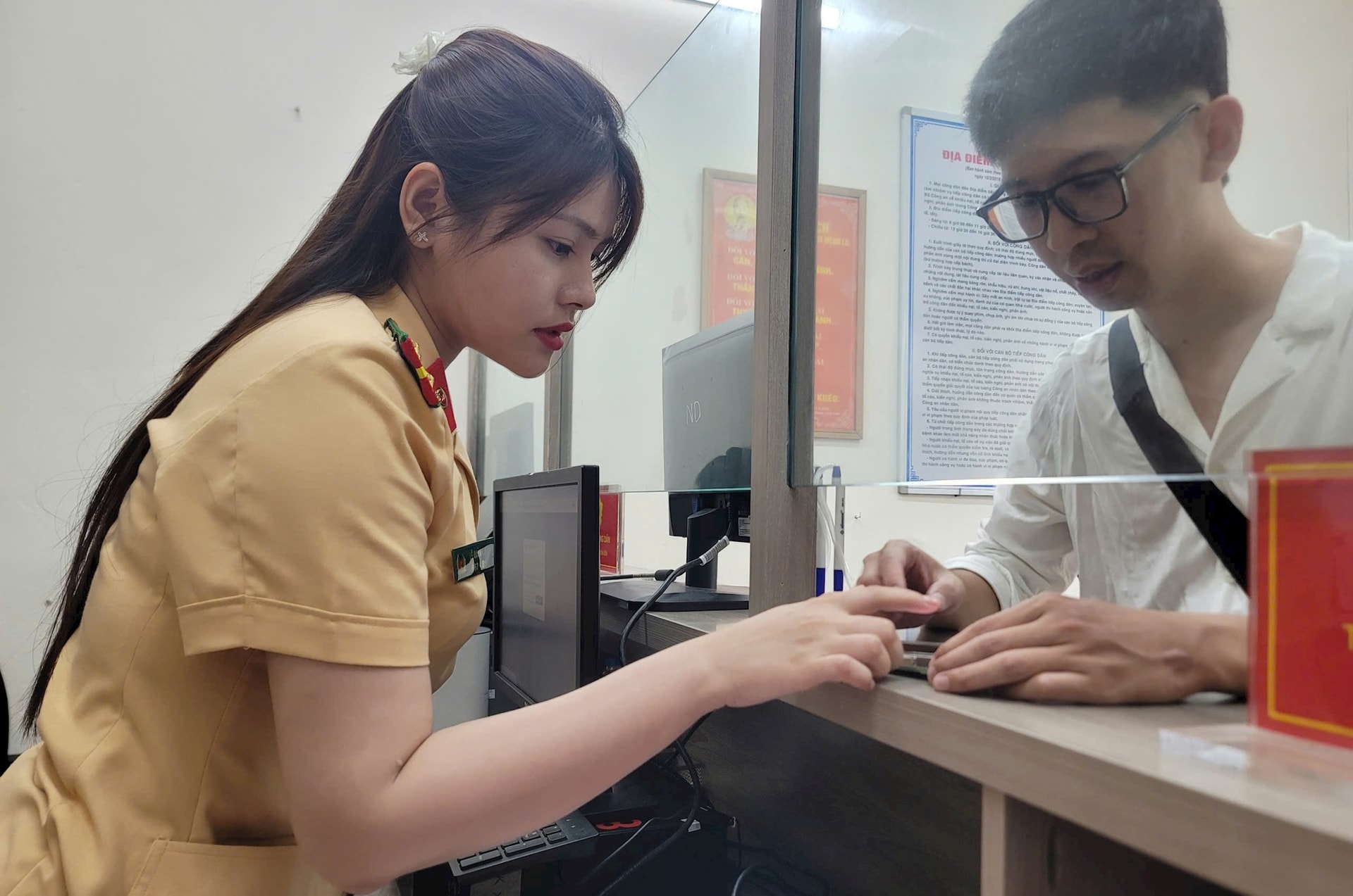 Bảo đảm “phi địa giới” đăng ký, cấp biển số phương tiện tại Hà Nội- Ảnh 1.