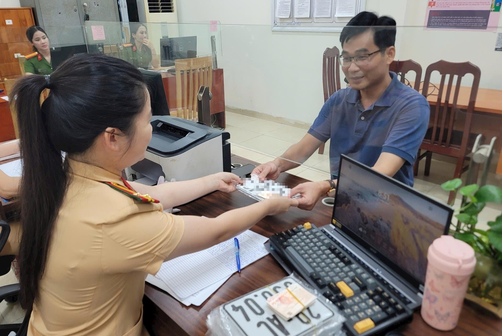 Bảo đảm “phi địa giới” đăng ký, cấp biển số phương tiện tại Hà Nội- Ảnh 3.