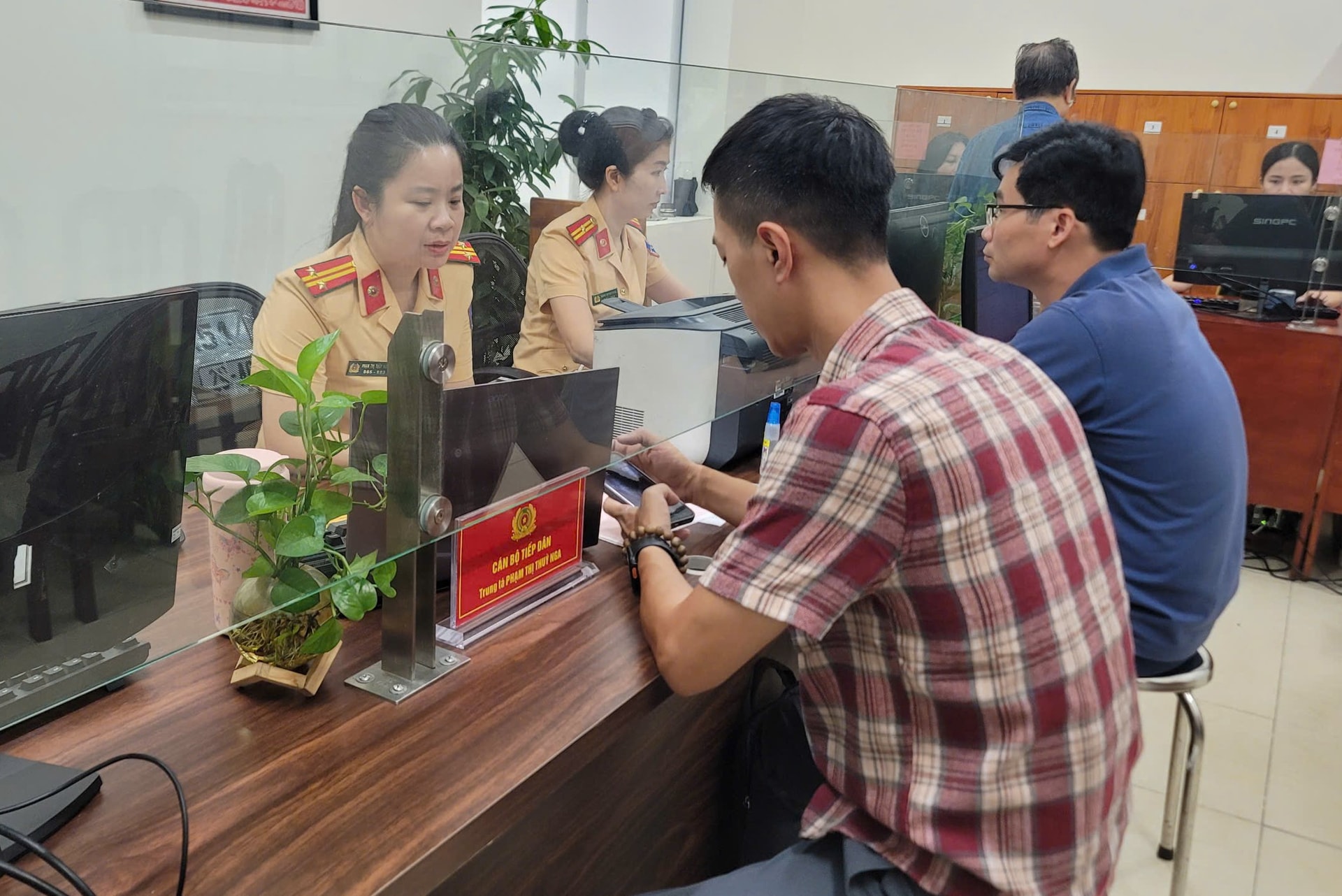 Bảo đảm “phi địa giới” đăng ký, cấp biển số phương tiện tại Hà Nội- Ảnh 4.