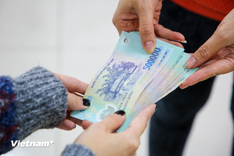 Bộ Nội vụ lấy ý kiến phương án lương tối thiểu vùng năm 2026 tăng 7,2%- Ảnh 1.