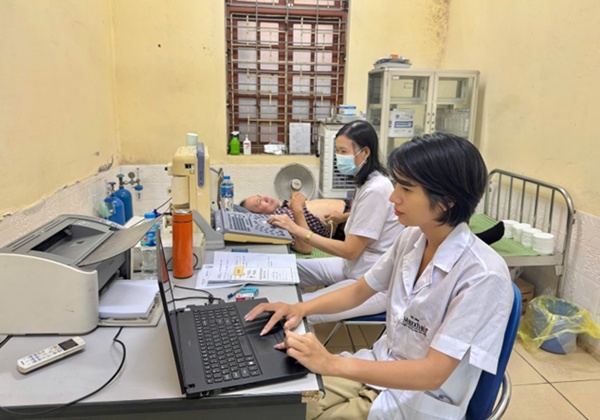 Hoài Đức trên 200 đối tượng chính sách được khám chữa bệnh, tặng quà và cấp thuốc miễn phí- Ảnh 9.