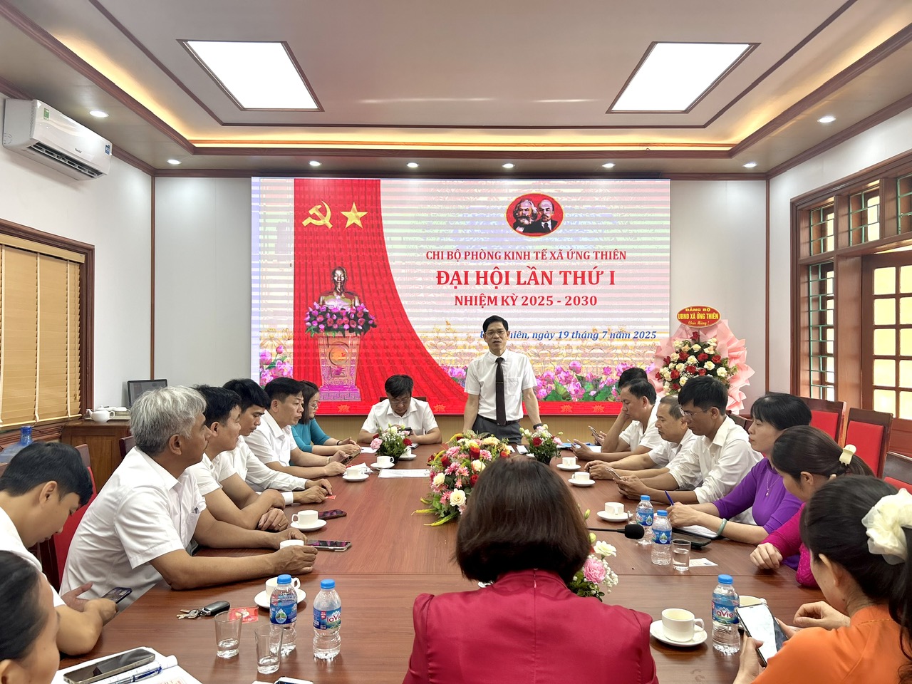 Các chi bộ cơ quan chuyên môn và đơn vị sự nghiệp thuộc Đảng bộ UBND xã Ứng Thiên tổ chức thành công đại hội lần thứ I, nhiệm kỳ 2025-2030- Ảnh 1.