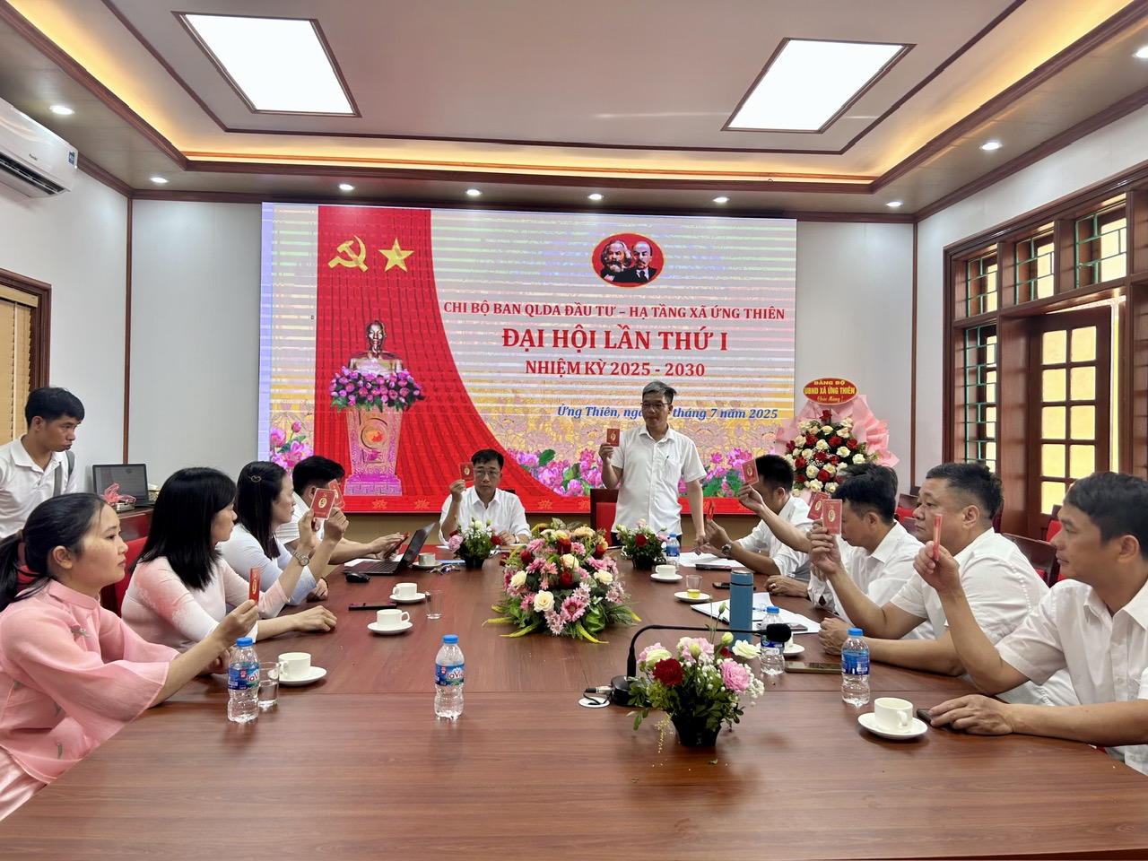Các chi bộ cơ quan chuyên môn và đơn vị sự nghiệp thuộc Đảng bộ UBND xã Ứng Thiên tổ chức thành công đại hội lần thứ I, nhiệm kỳ 2025-2030- Ảnh 3.
