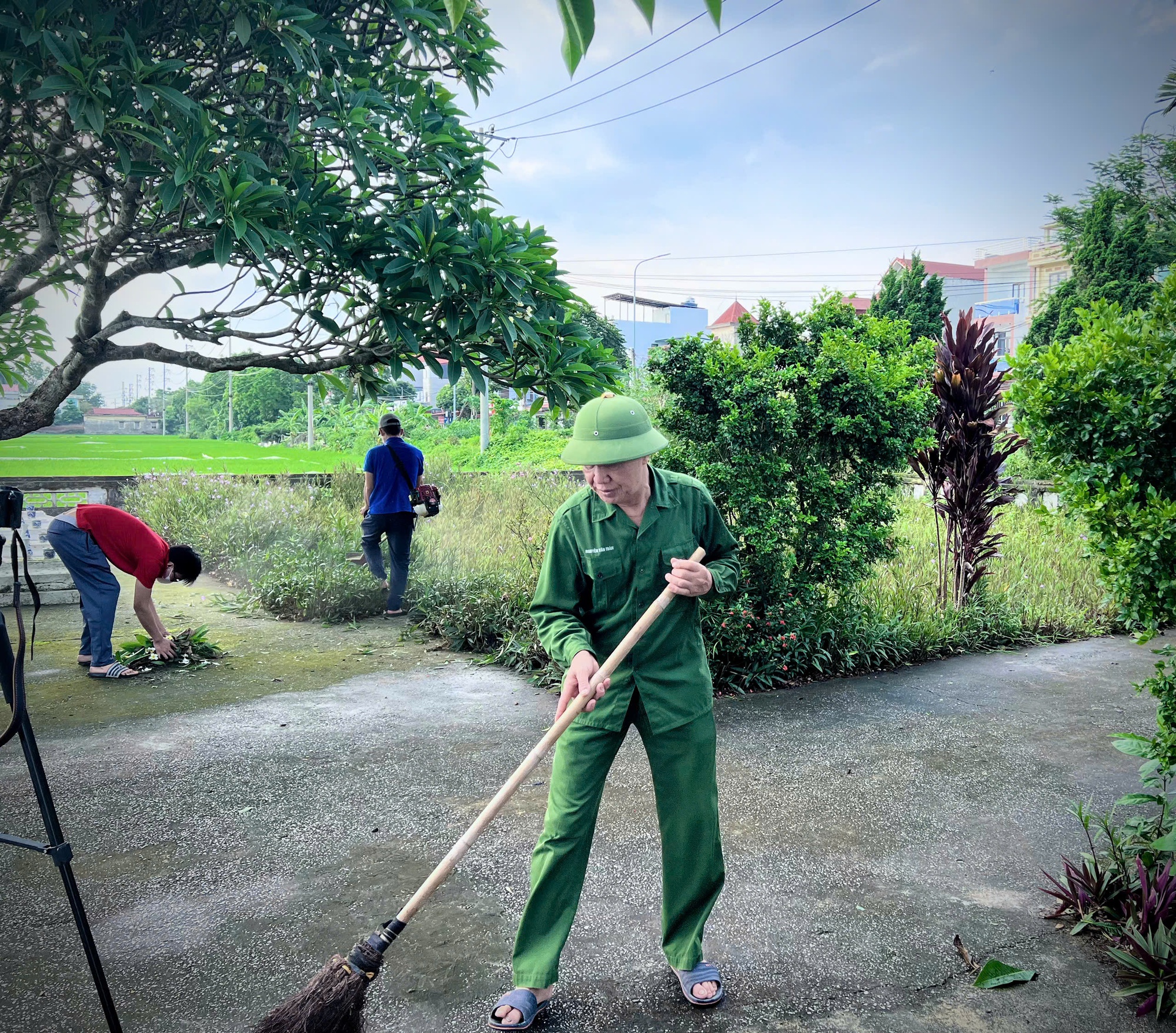 Ra quân "Ngày cuối tuần xanh" hưởng ứng kỷ niệm 78 năm ngày thương binh - liệt sĩ và chào mừng đại hội Đảng bộ xã Ứng Thiên lần thứ I, nhiệm kỳ 2025-2030- Ảnh 1.