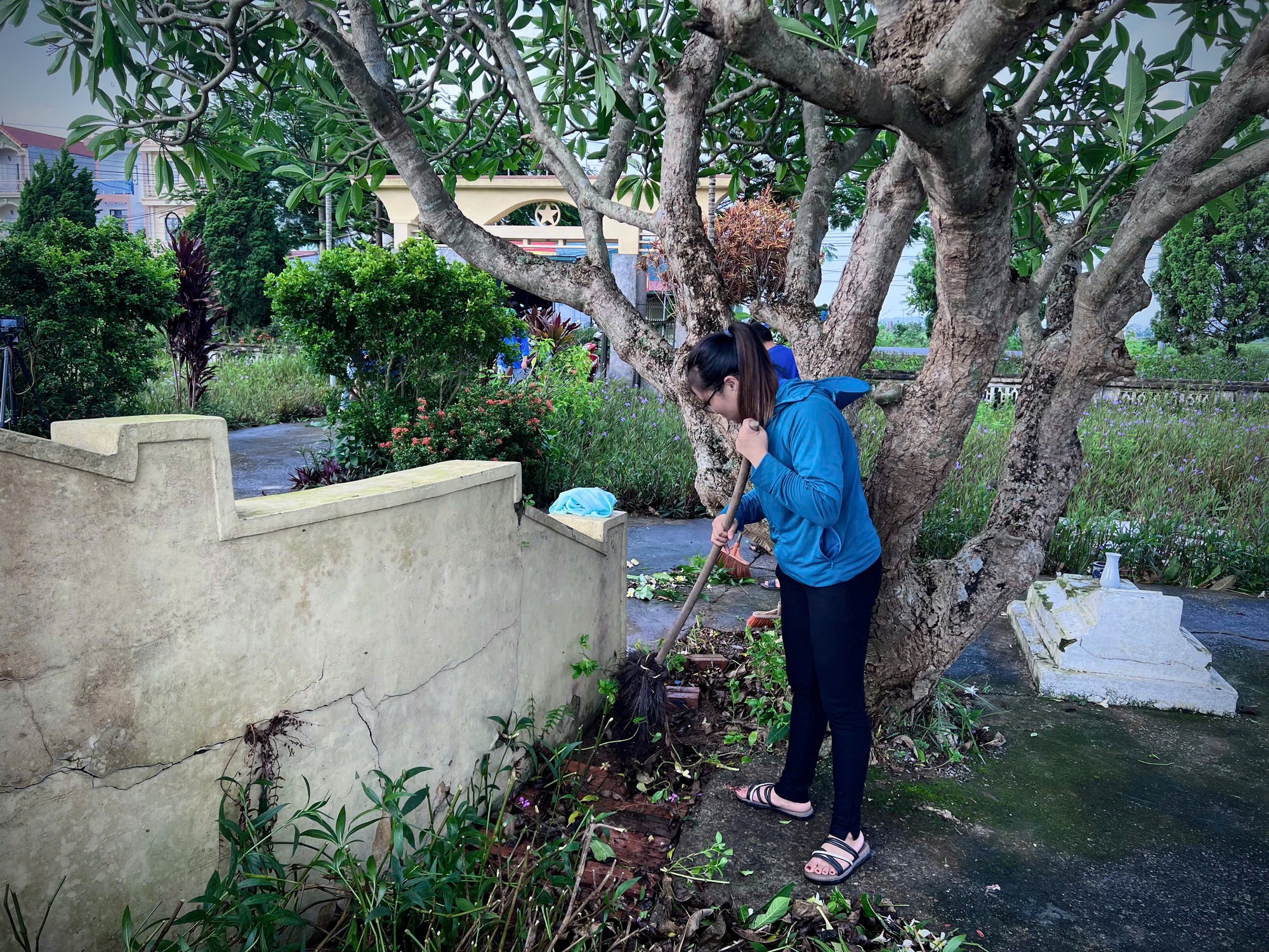 Ra quân "Ngày cuối tuần xanh" hưởng ứng kỷ niệm 78 năm ngày thương binh - liệt sĩ và chào mừng đại hội Đảng bộ xã Ứng Thiên lần thứ I, nhiệm kỳ 2025-2030- Ảnh 12.