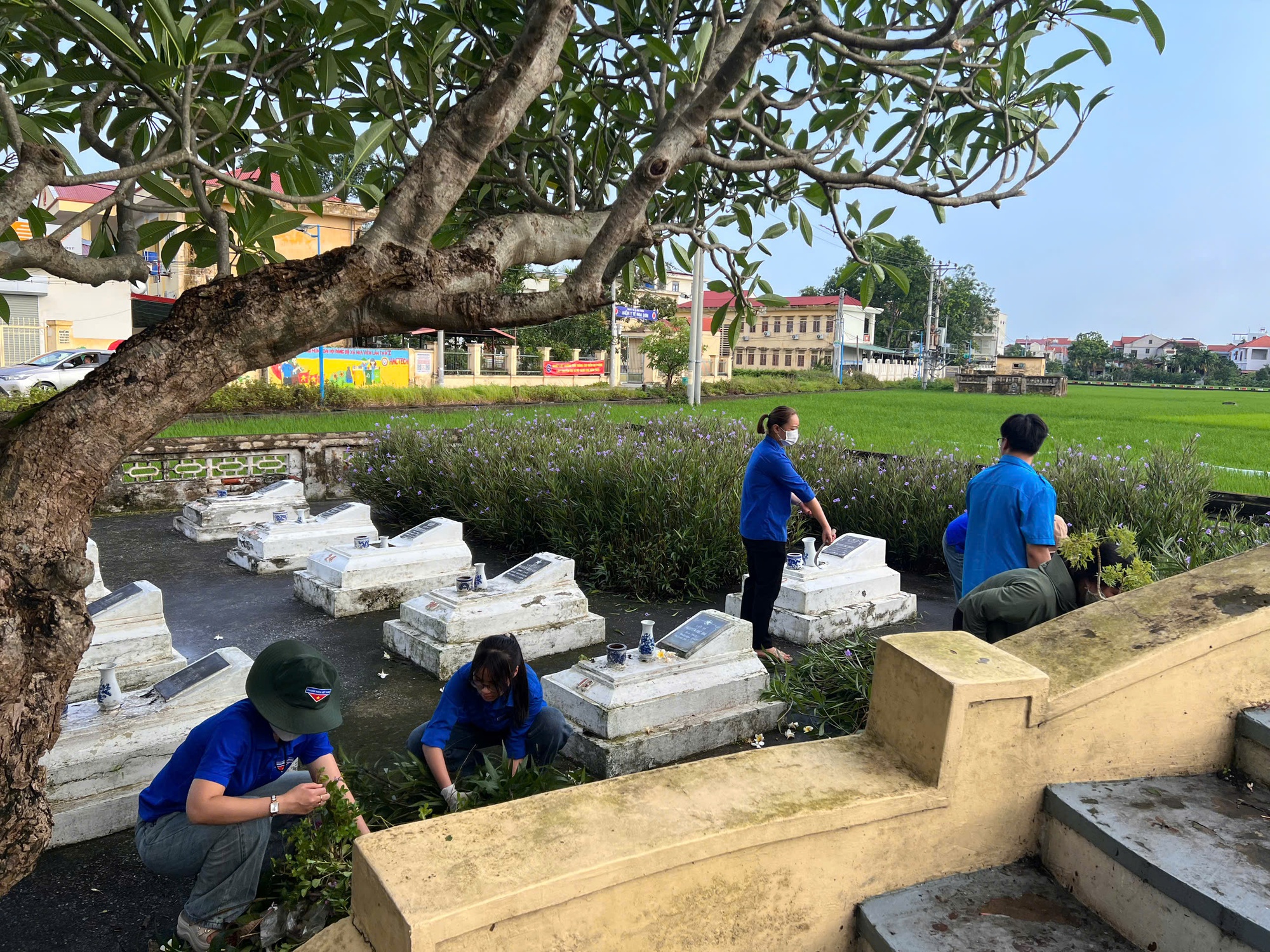 Ra quân "Ngày cuối tuần xanh" hưởng ứng kỷ niệm 78 năm ngày thương binh - liệt sĩ và chào mừng đại hội Đảng bộ xã Ứng Thiên lần thứ I, nhiệm kỳ 2025-2030- Ảnh 14.