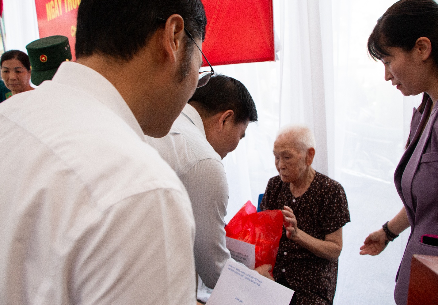 Chương Mỹ khám, chăm sóc sức khỏe cho đối tượng chính sách nhân kỷ niệm 78 năm ngày Thương binh liệt sĩ (27/7/1947 – 27/7/2025)- Ảnh 2.