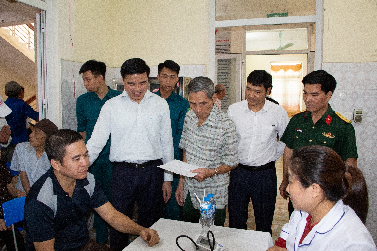 Chương Mỹ khám, chăm sóc sức khỏe cho đối tượng chính sách nhân kỷ niệm 78 năm ngày Thương binh liệt sĩ (27/7/1947 – 27/7/2025)- Ảnh 4.