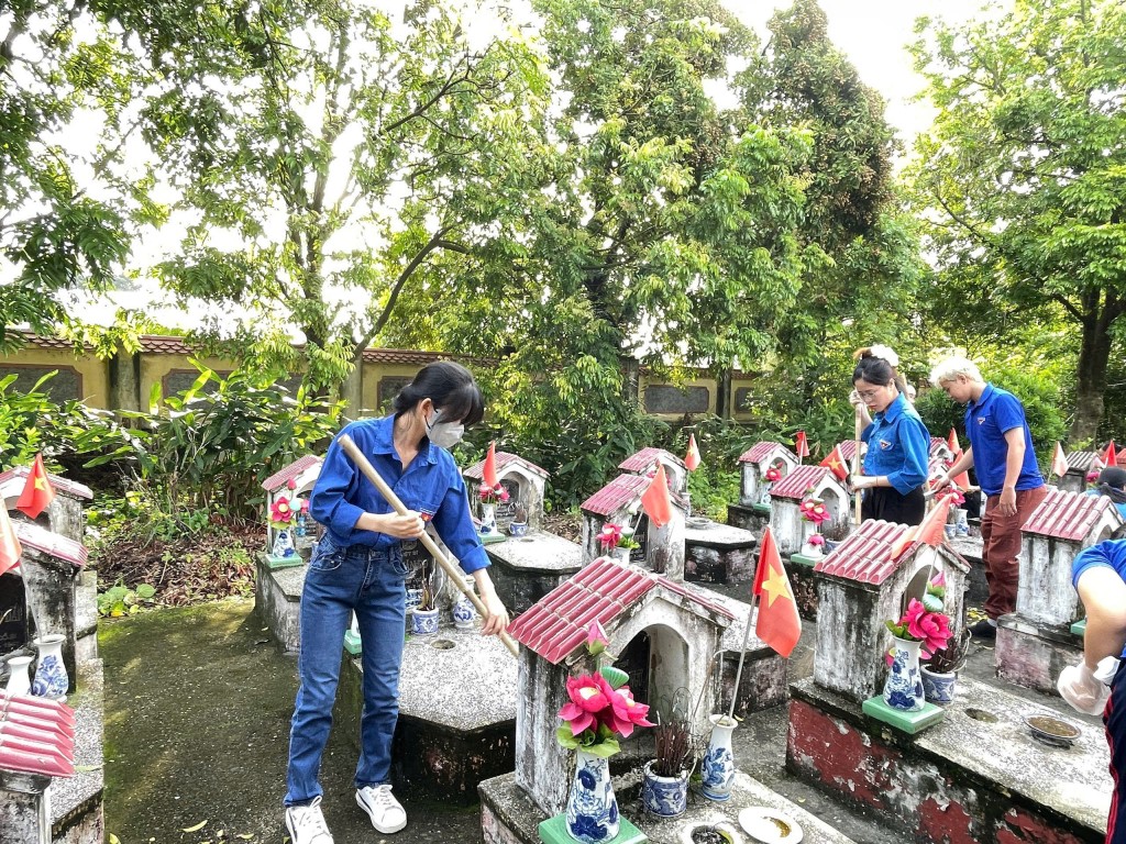 Tuổi trẻ Gia Lâm ra quân hưởng ứng Ngày Chủ nhật xanh- Ảnh 3.