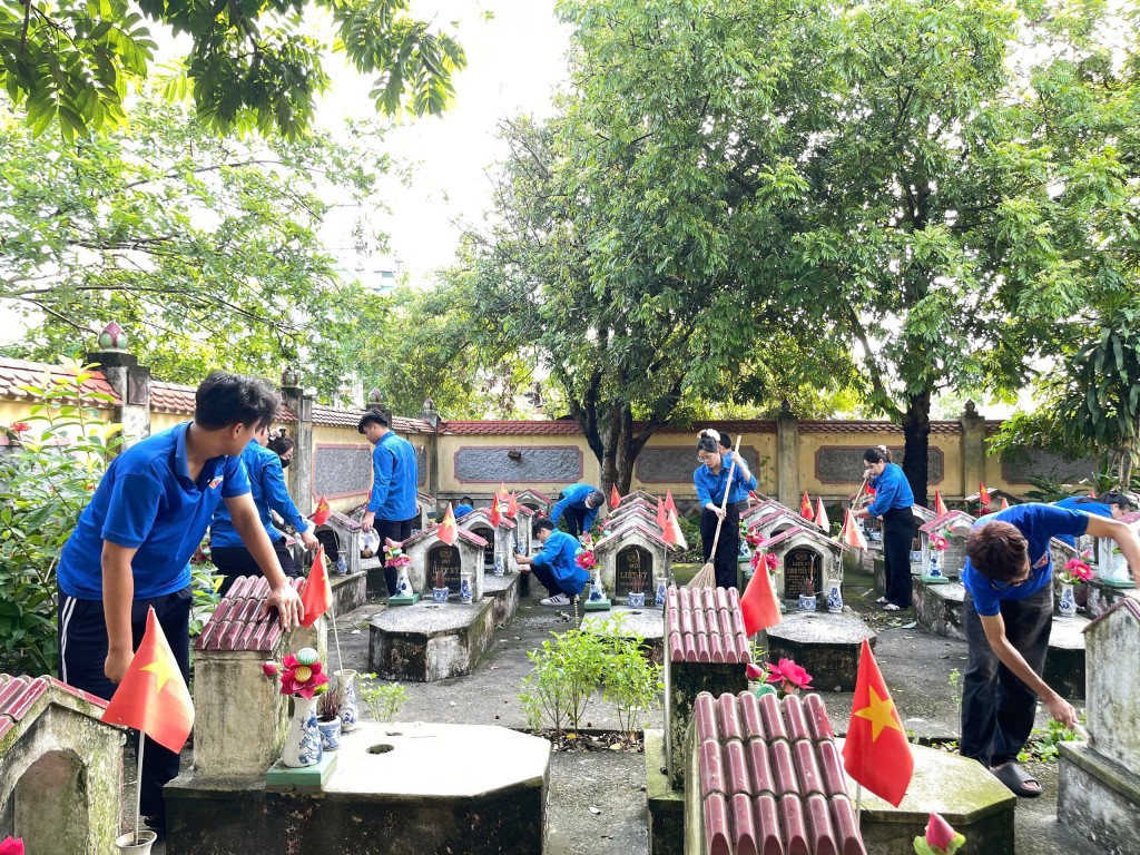 Tuổi trẻ Gia Lâm ra quân hưởng ứng Ngày Chủ nhật xanh- Ảnh 5.