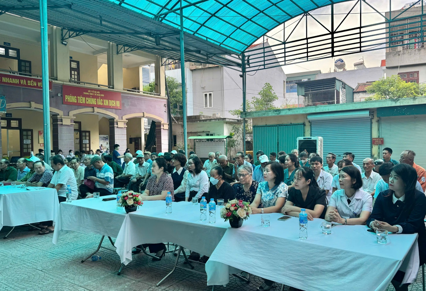 Hoài Đức trên 200 đối tượng chính sách được khám chữa bệnh, tặng quà và cấp thuốc miễn phí- Ảnh 1.