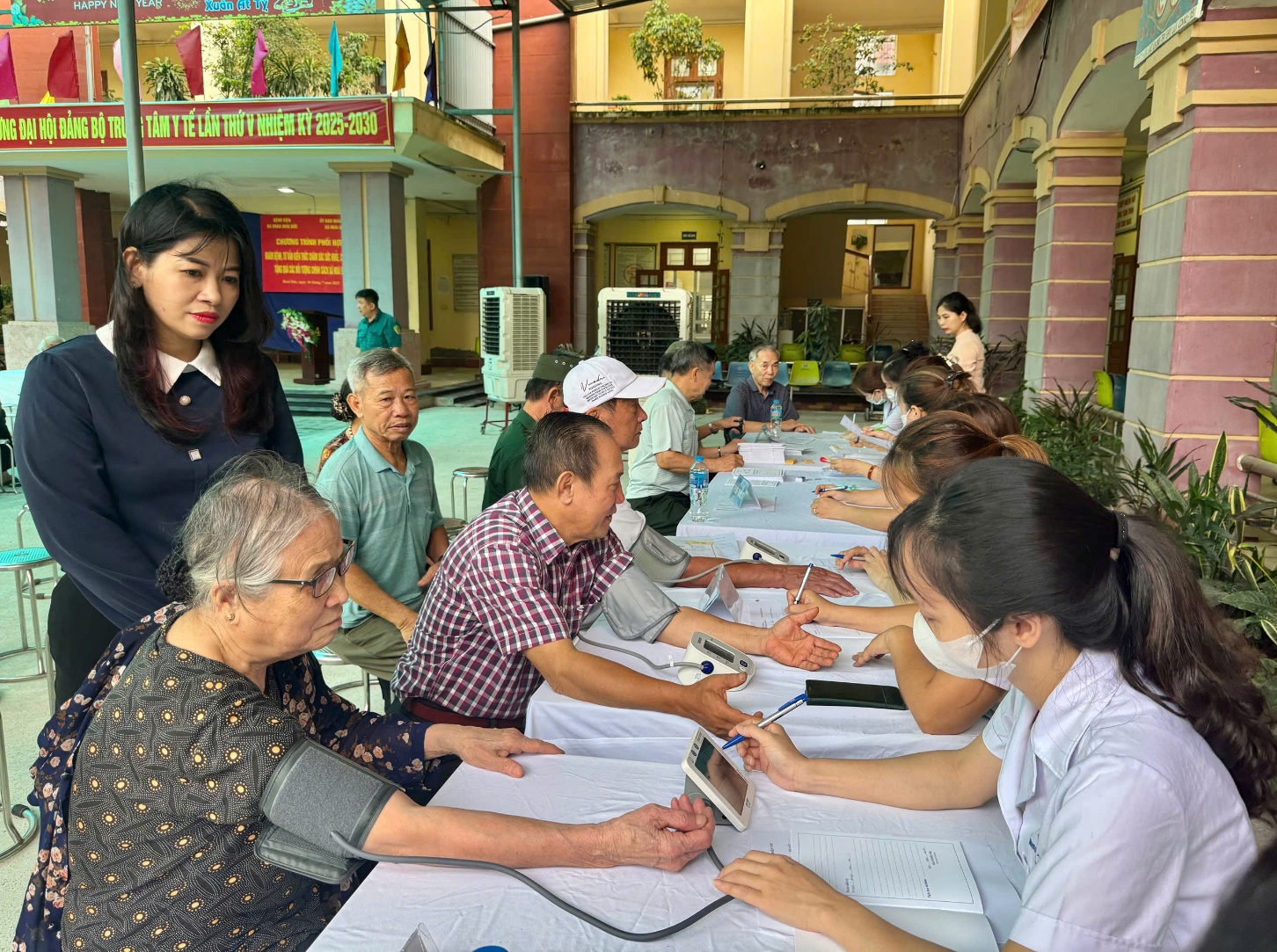 Hoài Đức trên 200 đối tượng chính sách được khám chữa bệnh, tặng quà và cấp thuốc miễn phí- Ảnh 4.