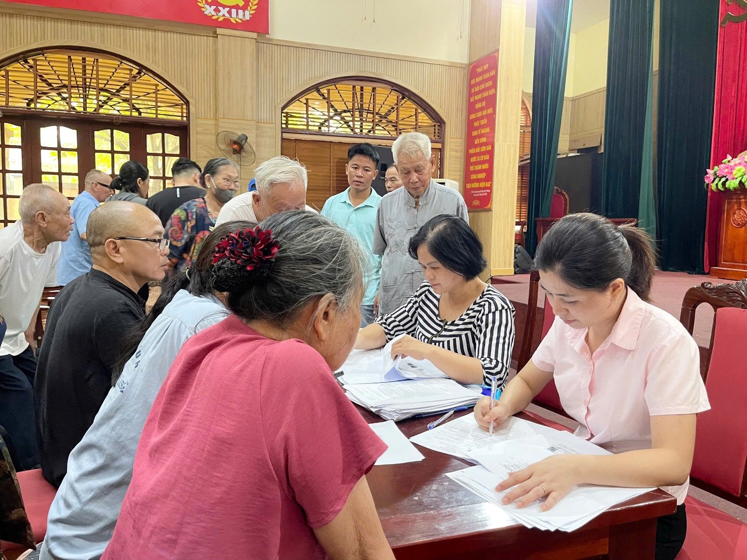 Hoài Đức tiếp nhận hơn 400 hồ sơ trợ cấp hưu trí xã hội cho Người cao tuổi không lương hưu- Ảnh 1.