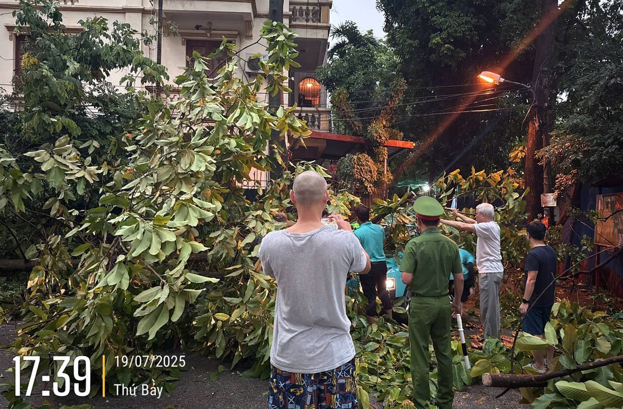 Chủ động khắc phục hậu quả và triển khai ứng phó với cơn bão số 3 (bão WIPHA) trên địa bàn phường Yên Hòa- Ảnh 1.