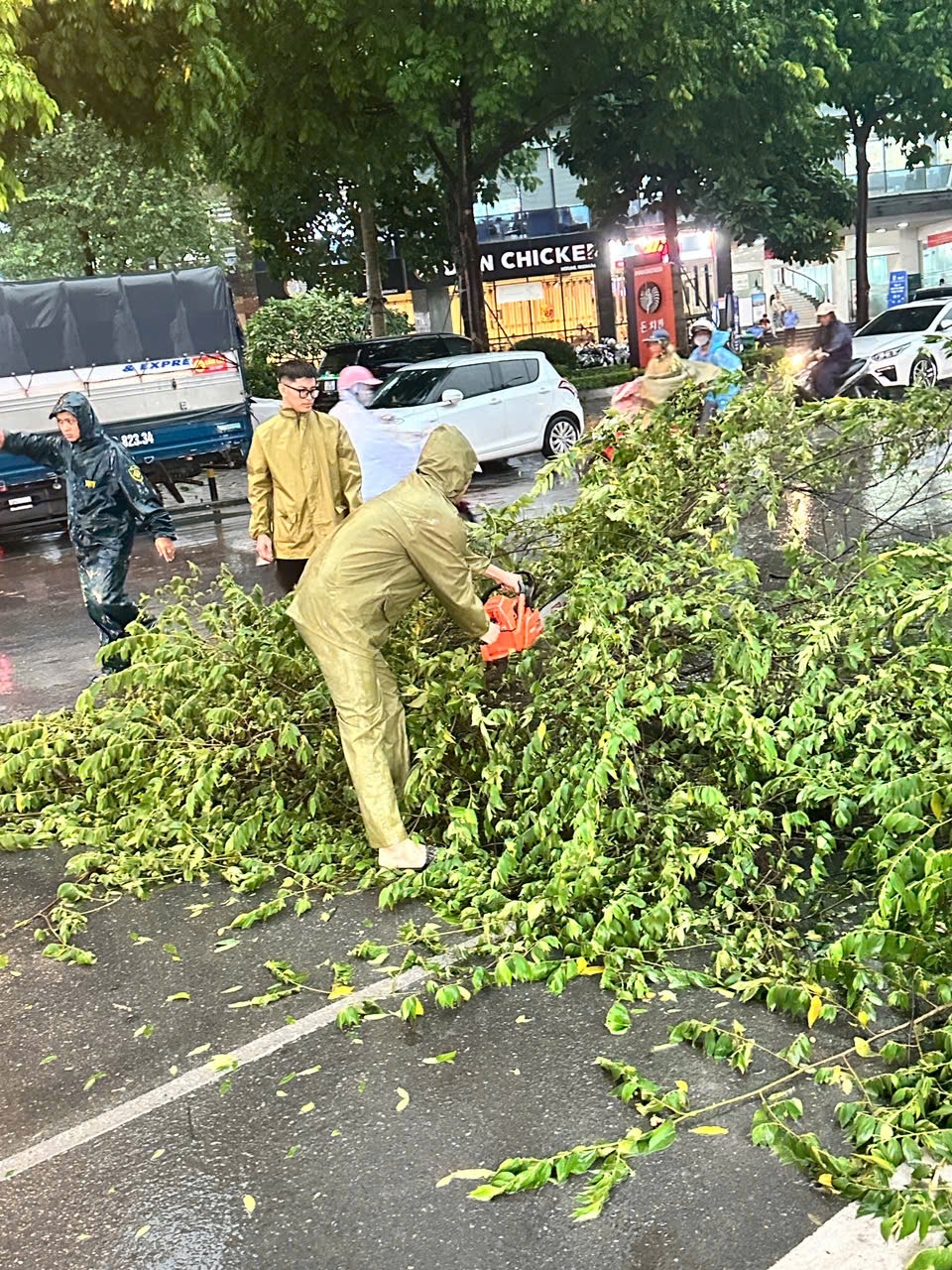 Chủ động khắc phục hậu quả và triển khai ứng phó với cơn bão số 3 (bão WIPHA) trên địa bàn phường Yên Hòa- Ảnh 2.