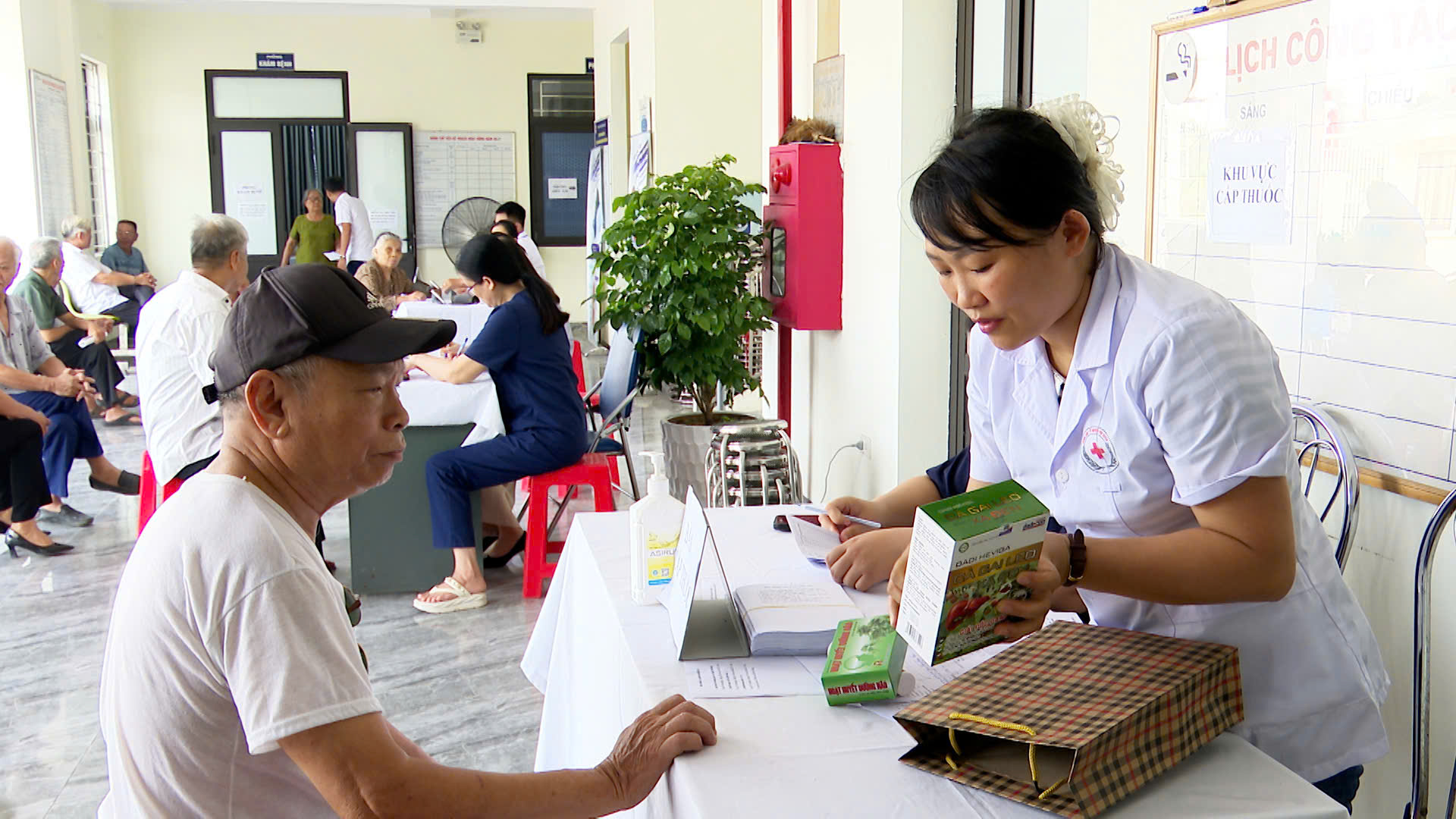 Một số hình ảnh của các đồng chí lãnh đạo kiểm tra công tác: “Khám bệnh, tư vấn sức khỏe, cấp thuốc, tặng quà” cho đối tượng người có công- Ảnh 3.